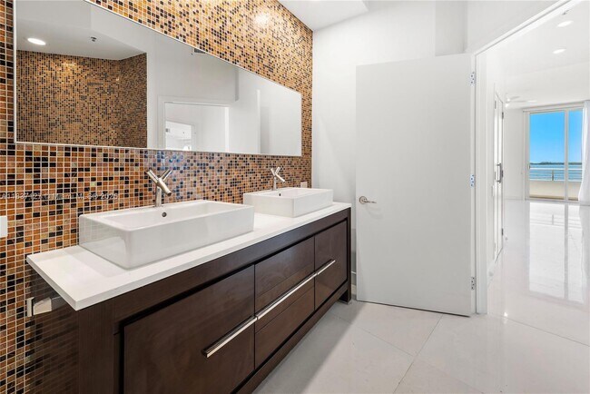 Building Photo - 808 Brickell Key Dr