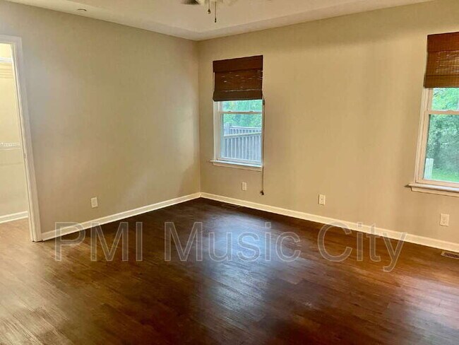 Building Photo - 225 Hickory Dr