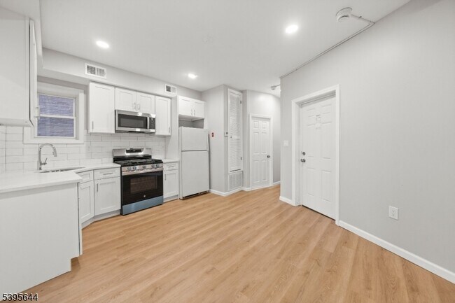 Building Photo - 57 Henry St