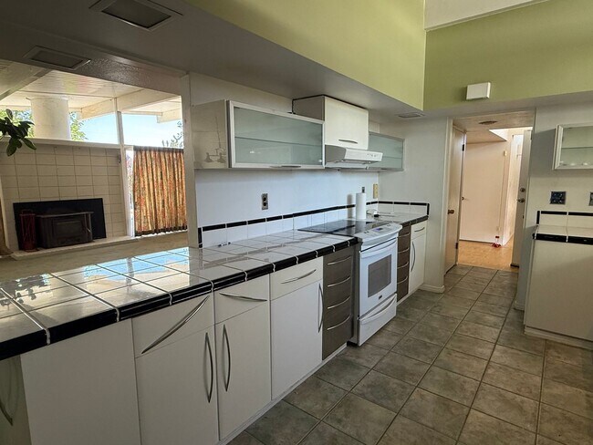 Building Photo - High Desert Retreat- 3 Bedrooms, 2 Bathroo...