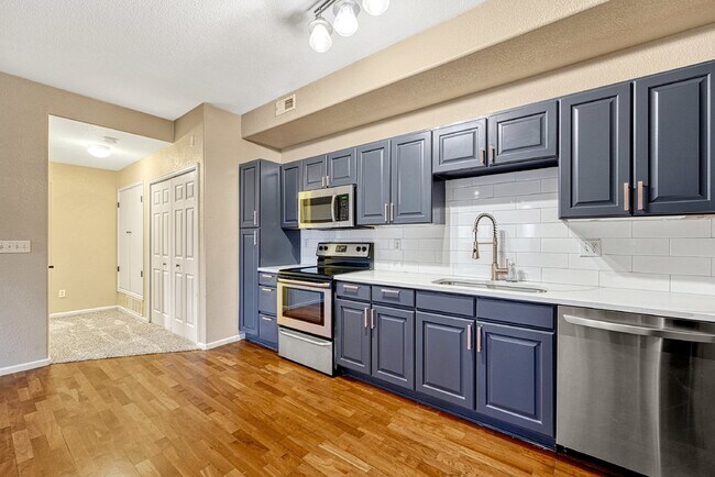 Building Photo - $2,040.95, 2 bed, 2 bath Condo located in Aurora with Central AC and In Unit Laundry