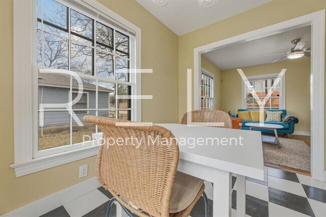 Building Photo - 933 E 56th St