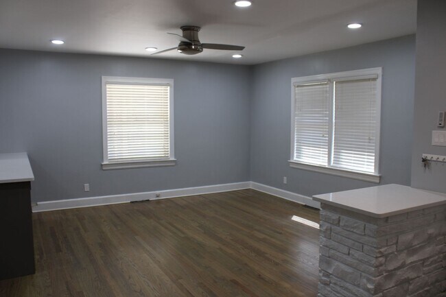 Building Photo - 1404 Woodside Dr W