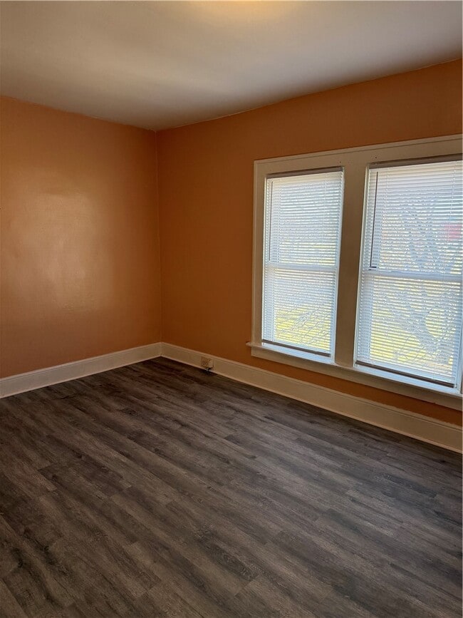 Building Photo - 106 W 2nd St