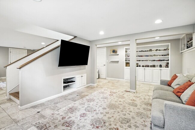 Building Photo - 163 MacGregor Dr