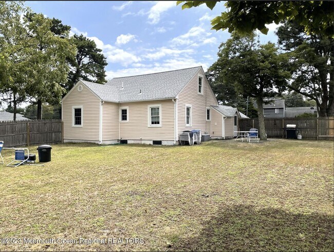 Building Photo - 560 Princeton Ave