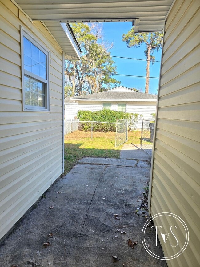 Building Photo - WINTER MOVE-IN SPECIAL: 50% OFF 1st FULL MONTH OF RENT** (**see description for details)