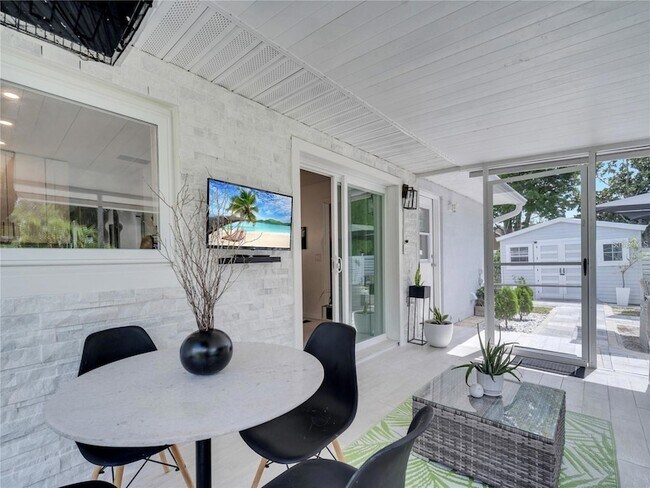 Building Photo - 4754 Lake Shore Dr