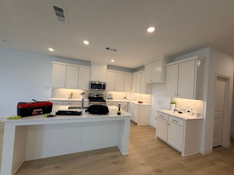 Kitchen 3 - 4729 Spinner St