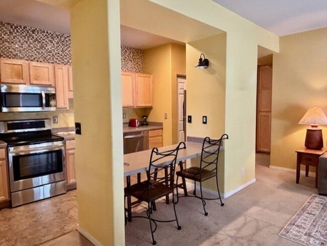 Building Photo - Furnished 2 Bedroom Condo in Sunriver!! $250 off first full months rent!