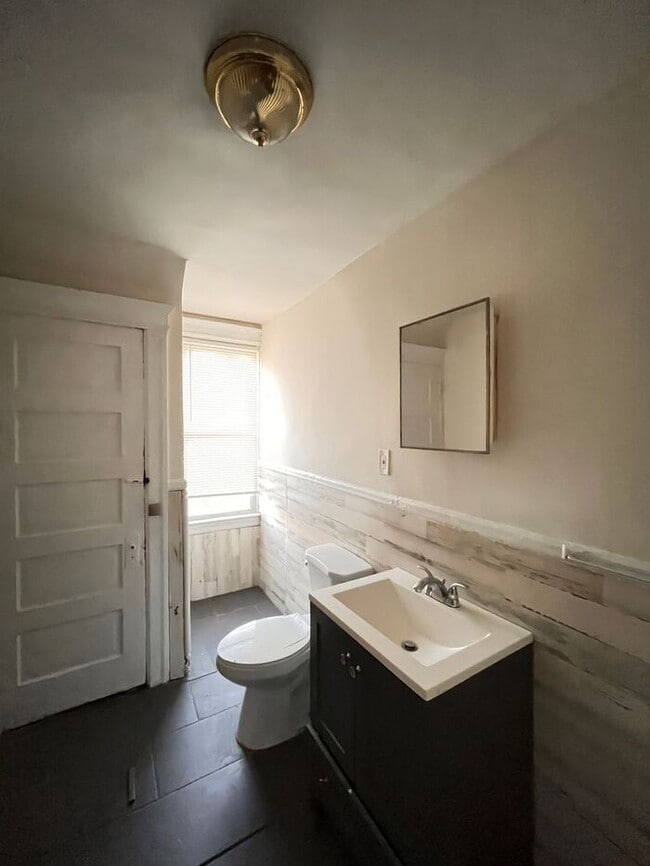 Building Photo - Cozy 2-Bedroom Apartment in Prime Location...