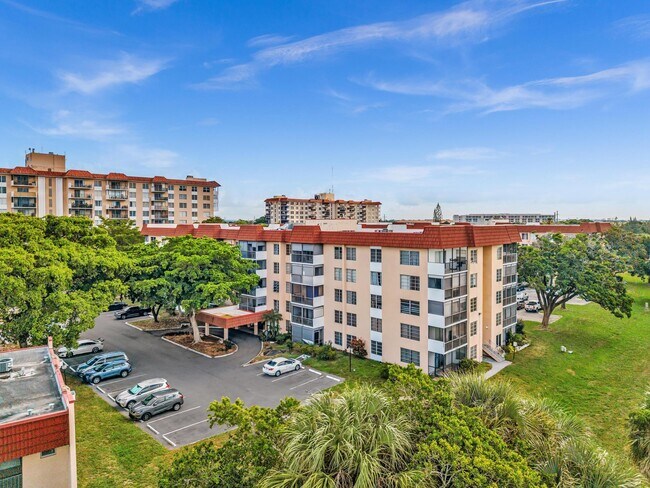 Building Photo - 4158 Inverrary Dr