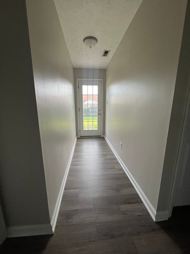 Building Photo - 116 Mosswood Dr
