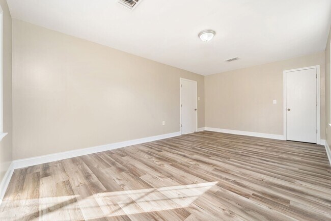 Building Photo - 136 Sandy Dr