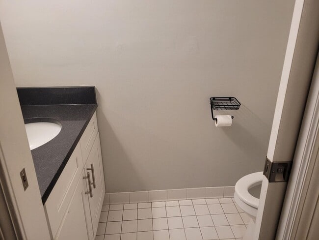 Building Photo - 2 Bedroom 1.5 Bath Berkley Townhouse