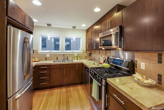 Building Photo - 3841 Woodland Park Ave N