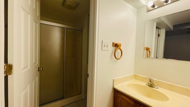 Building Photo - 6015 Lakeside Pl