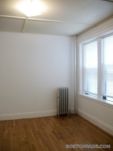 Building Photo - 137 Park Dr