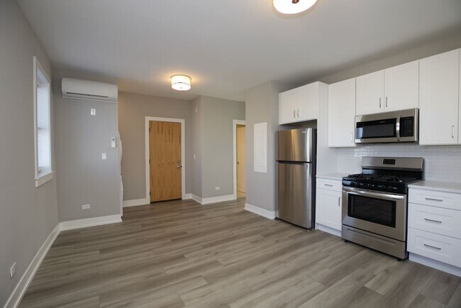 Building Photo - 3944 N Janssen Ave