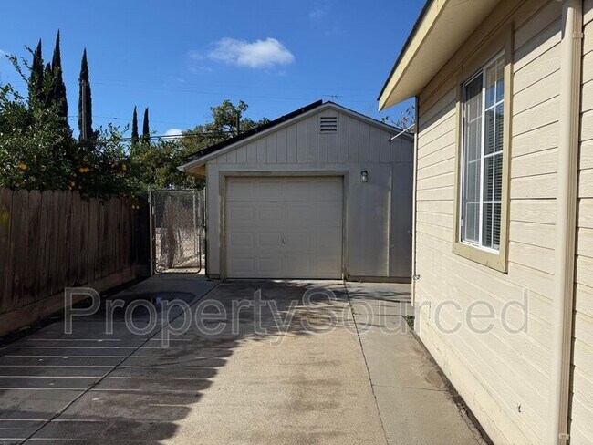 Building Photo - 221 N Lincoln Ave