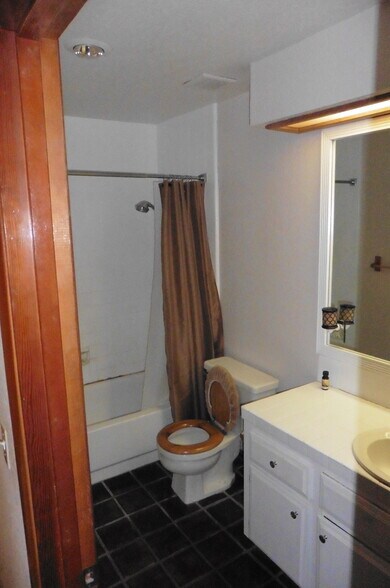 2nd Bathroom - 32070 Del Cielo Oeste