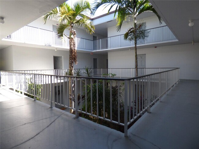 Building Photo - 9631 SW 77th Ave