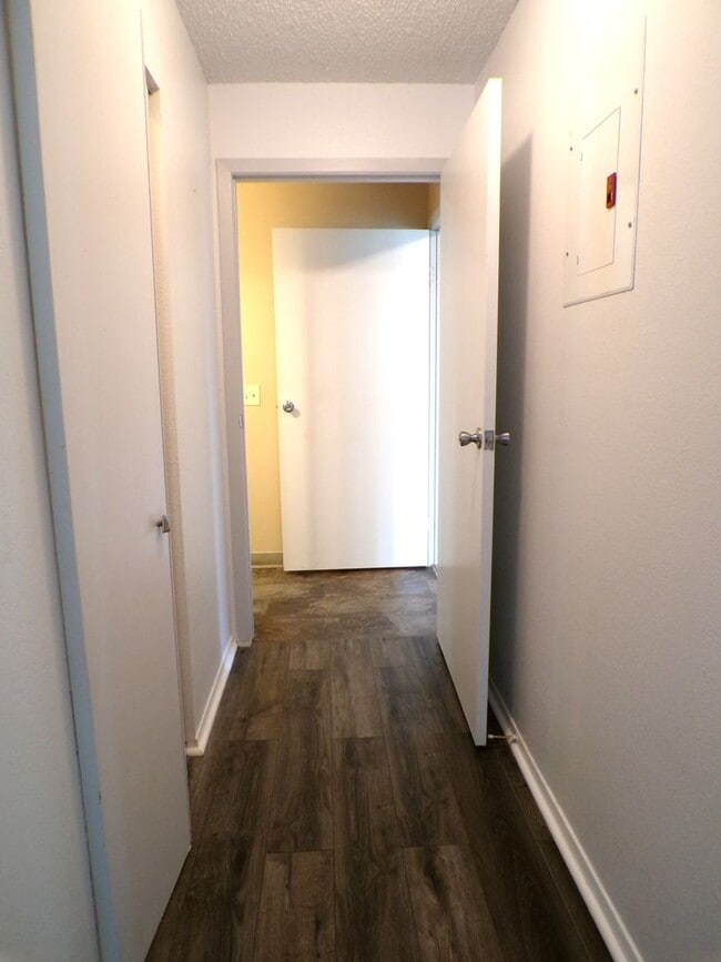 Building Photo - Charming 1 Bed, 1 Bath Main-Floor Condo in...