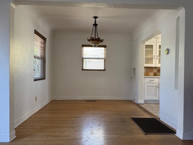 Building Photo - 630 Bryn Mawr Dr NE