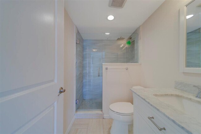 Building Photo - 2944 W Bay Dr