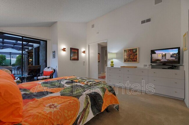 Building Photo - 1317 E Amado Rd