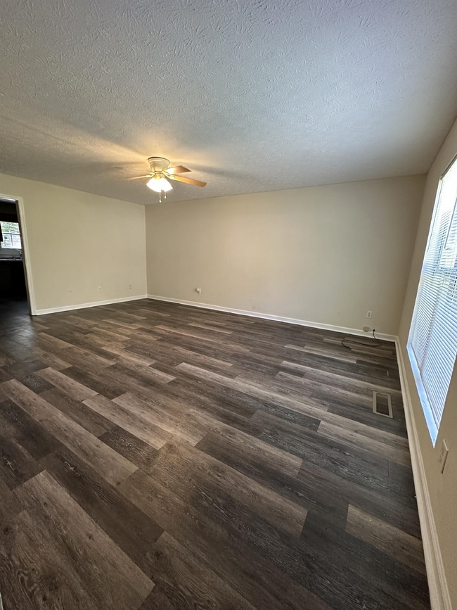 Building Photo - Duplex in Flowery Branch Available Immediately