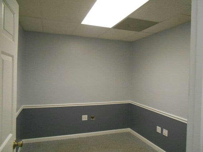 Building Photo - First floor conveniently located office suite