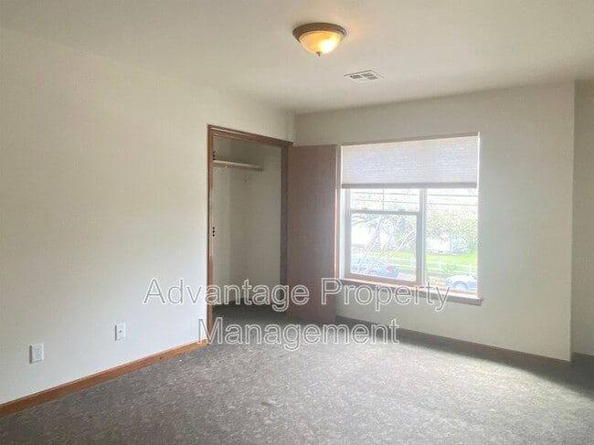 Building Photo - 1645 NW Kings Blvd