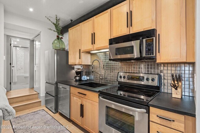 Building Photo - 434 E Main St