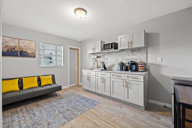 Building Photo - 4323 E Henry Ave