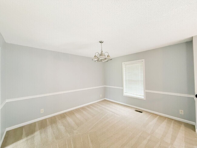 Building Photo - 4 Bedroom 3 Bathroom Home!