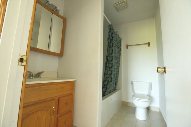 Building Photo - Spacious upper 3-bedroom unit with 2 full ...