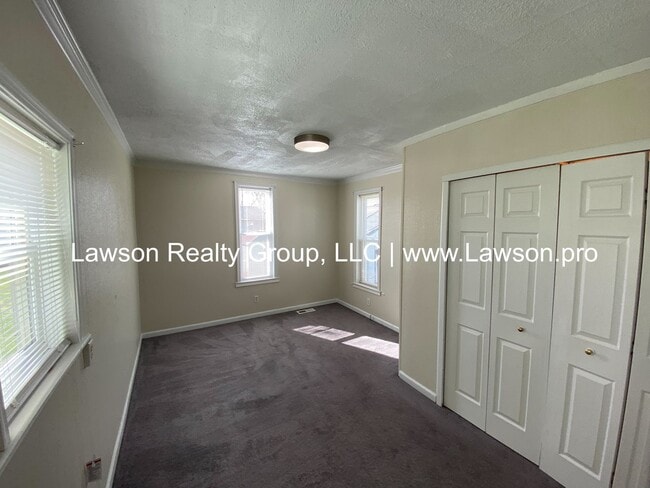 Building Photo - One Level Living with Nice Yard