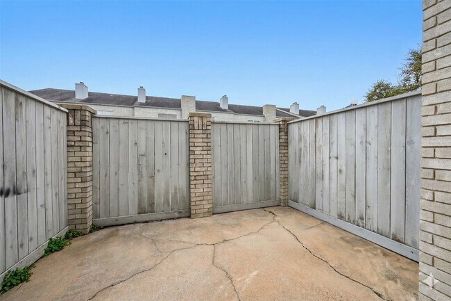 Building Photo - 338 Wilcrest Dr