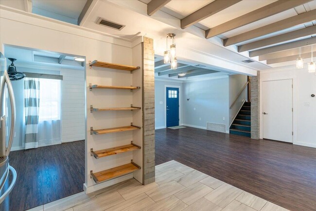 Building Photo - 23 Driftwood Ave SW