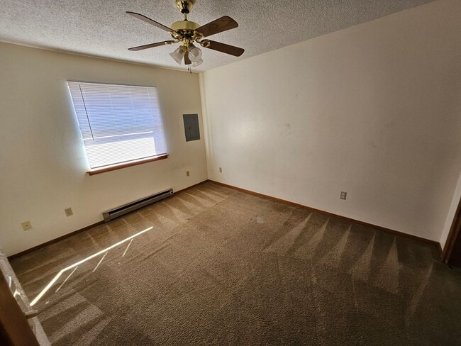 Building Photo - 917 W 15th Ln
