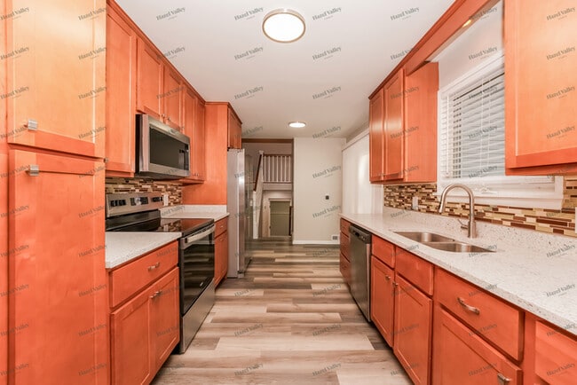 Building Photo - 6039 Sherwood Dr