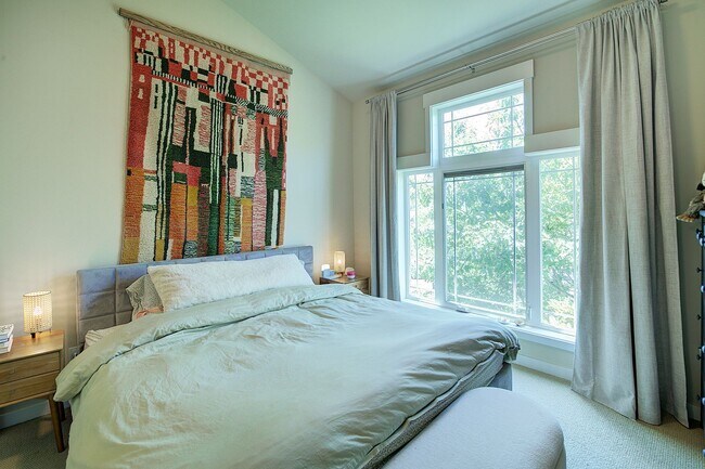 Building Photo - 2bd/2.5ba Seattle Townhome