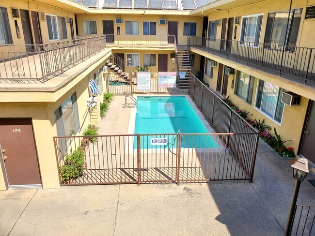 Building Photo - 6701 Fountain Ave