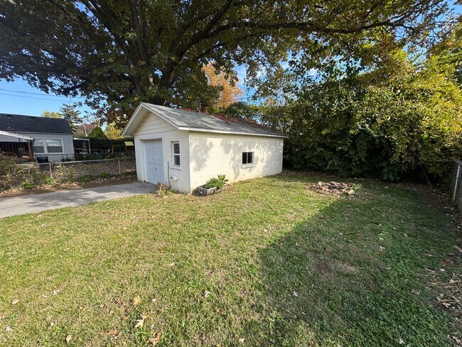 Building Photo - Cute 2 Bedroom Home Near UofL