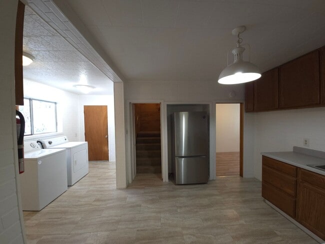 Building Photo - Nice house with a huge garage