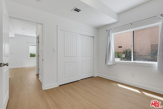Building Photo - 3528 Mesquite Dr