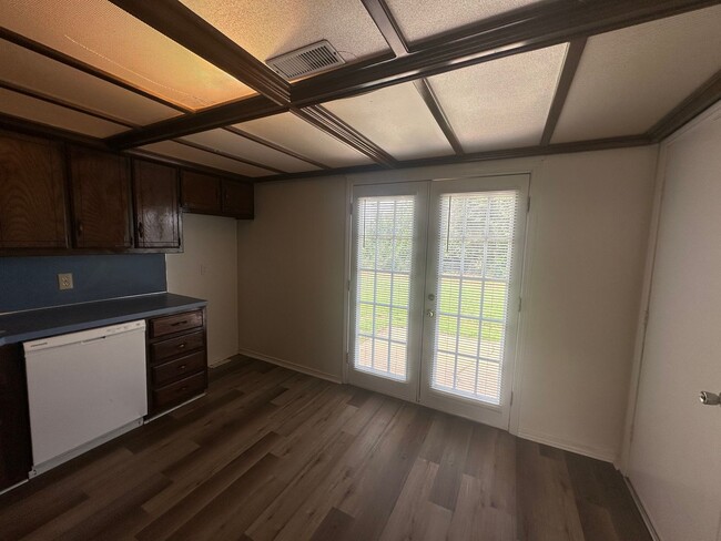Building Photo - 3 bed, 1 bath, 1 car garage