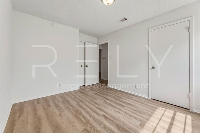 Building Photo - 302 Algerita Dr