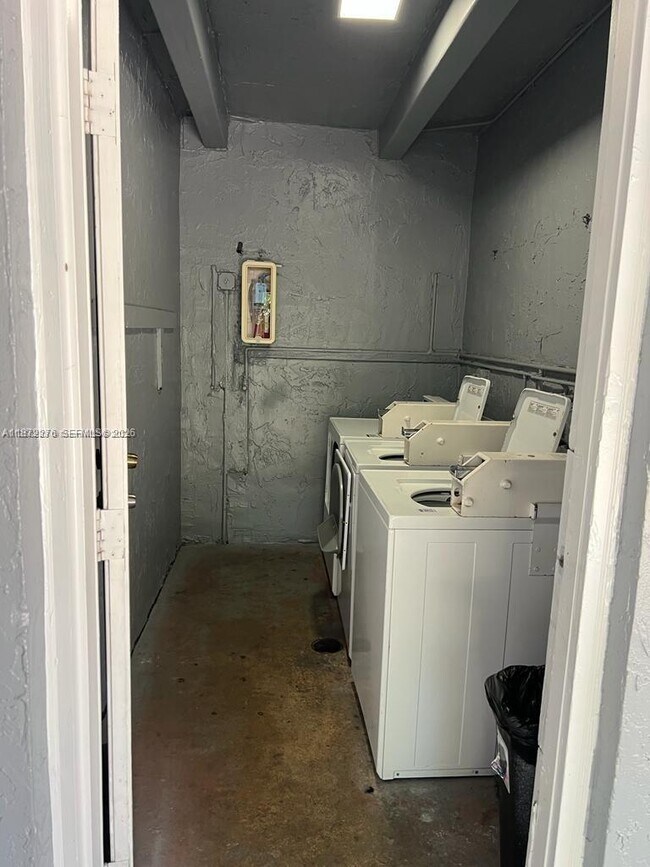 Building Photo - 4732 SW 33rd Ave